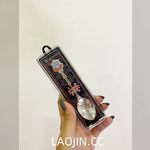 Pada tahun 2024, wanita cantik pendakap gigi Taiwan [RayRay Rui Rui] telah menghantar tweet satu manfaat, mendedahkan payudara besarnya di pasar raya, melakukan hubungan seks 3P serampang dua mata, jarang menunjukkan wajahnya