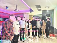 Pada tahun 2024, wanita cantik pendakap gigi Taiwan [RayRay Rui Rui] telah menghantar tweet satu manfaat, mendedahkan payudara besarnya di pasar raya, melakukan hubungan seks 3P serampang dua mata, jarang menunjukkan wajahnya