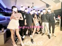 Pada tahun 2024, wanita cantik pendakap gigi Taiwan [RayRay Rui Rui] telah menghantar tweet satu manfaat, mendedahkan payudara besarnya di pasar raya, melakukan hubungan seks 3P serampang dua mata, jarang menunjukkan wajahnya