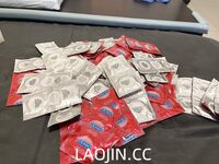 Pada tahun 2024, wanita cantik pendakap gigi Taiwan [RayRay Rui Rui] telah menghantar tweet satu manfaat, mendedahkan payudara besarnya di pasar raya, melakukan hubungan seks 3P serampang dua mata, jarang menunjukkan wajahnya