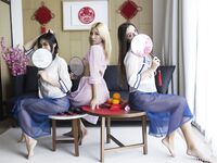 말레이시아의 슈퍼 인기 인터넷 연예인 e 스포츠 여신 "mspuiyi"OF는 얼굴과 폭발적인 몸매와 음란 한 릴리가 누워있는 모델로 대규모 개인 사진 촬영을했습니다.