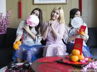 말레이시아의 슈퍼 인기 인터넷 연예인 e 스포츠 여신 "mspuiyi"OF는 얼굴과 폭발적인 몸매와 음란 한 릴리가 누워있는 모델로 대규모 개인 사진 촬영을했습니다.