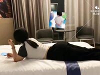 Unable to hold back, she peed in the most crowded place. The contrasting young girl "Linglong School Girl" with a cute voice and soft body was trained by the sponsor's father to expose herself, dance naked and play with her in various ways.