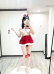 Unable to hold back, she peed in the most crowded place. The contrasting young girl "Linglong School Girl" with a cute voice and soft body was trained by the sponsor's father to expose herself, dance naked and play with her in various ways.