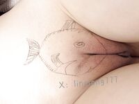 Unable to hold back, she peed in the most crowded place. The contrasting young girl "Linglong School Girl" with a cute voice and soft body was trained by the sponsor's father to expose herself, dance naked and play with her in various ways.