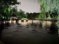 窮人女神富人玩物，頂級性感外圍女神『貓小七噴泉』一龍戲二鳳？還是水晶配蝴蝶～噴了一地 看著自己的投屏好騷