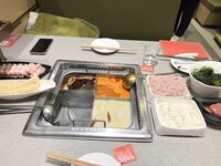 窮人女神富人玩物，頂級性感外圍女神『貓小七噴泉』一龍戲二鳳？還是水晶配蝴蝶～噴了一地 看著自己的投屏好騷