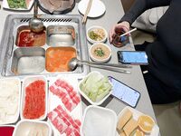 窮人女神富人玩物，頂級性感外圍女神『貓小七噴泉』一龍戲二鳳？還是水晶配蝴蝶～噴了一地 看著自己的投屏好騷