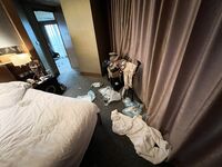 窮人女神富人玩物，頂級性感外圍女神『貓小七噴泉』一龍戲二鳳？還是水晶配蝴蝶～噴了一地 看著自己的投屏好騷