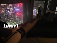 最新8月無水福利！露出狂熱愛好者【Luvvv1】推特絕版福利，極品女神喜歡露出，喜歡聚眾淫亂群P