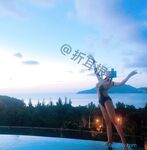 推特高氣質NTR反差婊【折耳根灬】最新訂閱福利，戶外露出約炮鐵粉單男3P制服誘惑生猛上下齊開