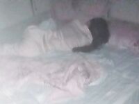 Cape "Abang-Adik Sumbang mahram" [Jatuh cinta dengan kakak sendiri] Menyelinap masuk ke dalam bilik kakaknya semasa ibu bapanya tiada di rumah dan merogol kemaluannya