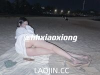 2024年、トップの美女[リトルベアバッグ]は絶版特典をツイートし、スポンサーと一緒に三亜に旅行し、桃尻を露出させてセックスを続けました。