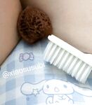 超嫩极品可爱小母狗『爱莉兔』✅放学后和哥哥去吃饭，bb里塞着假牛牛被上菜的姐姐看见了～给爸爸当可爱的性奴小狗