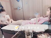 清纯淫荡小娇妻『少女人妻初长成』老婆下面太紧，亲手扶着单男鸡巴插进自己小骚逼发出舒服的淫荡叫声