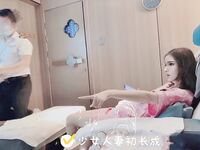 清纯淫荡小娇妻『少女人妻初长成』老婆下面太紧，亲手扶着单男鸡巴插进自己小骚逼发出舒服的淫荡叫声