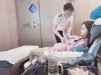 清纯淫荡小娇妻『少女人妻初长成』老婆下面太紧，亲手扶着单男鸡巴插进自己小骚逼发出舒服的淫荡叫声