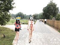 トップトレーニングマスター「エンペラージンリンS」の最新トレーニングビデオ、双飛姉妹がトレーニングのためにフラワーモールで他人の前で露出します。他人の目の中の女神は、スポンサーの前ではほんの小さな雌犬です。