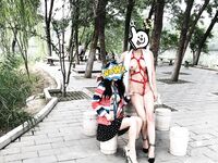 トップトレーニングマスター「エンペラージンリンS」の最新トレーニングビデオ、双飛姉妹がトレーニングのためにフラワーモールで他人の前で露出します。他人の目の中の女神は、スポンサーの前ではほんの小さな雌犬です。