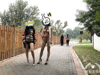 トップトレーニングマスター「エンペラージンリンS」の最新トレーニングビデオ、双飛姉妹がトレーニングのためにフラワーモールで他人の前で露出します。他人の目の中の女神は、スポンサーの前ではほんの小さな雌犬です。