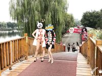 トップトレーニングマスター「エンペラージンリンS」の最新トレーニングビデオ、双飛姉妹がトレーニングのためにフラワーモールで他人の前で露出します。他人の目の中の女神は、スポンサーの前ではほんの小さな雌犬です。