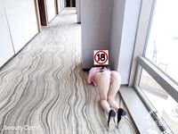 トップトレーニングマスター「エンペラージンリンS」の最新トレーニングビデオ、双飛姉妹がトレーニングのためにフラワーモールで他人の前で露出します。他人の目の中の女神は、スポンサーの前ではほんの小さな雌犬です。