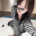 白嫩清纯萝莉小母狗『小哒Xio』刚穿好小裙子准备出门被哥哥看到了结果被抓到镜子面前一顿操，小狗被操得嗷嗷叫