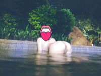 最新9月無水重磅！推特40萬粉女神【HUNGERLAN】超強福利，路人口交人前露出，百合3P道具菊花開發