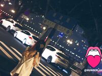 最新9月無水重磅！推特40萬粉女神【HUNGERLAN】超強福利，路人口交人前露出，百合3P道具菊花開發