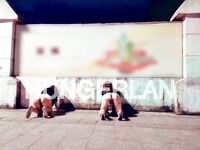 最新9月無水重磅！推特40萬粉女神【HUNGERLAN】超強福利，路人口交人前露出，百合3P道具菊花開發