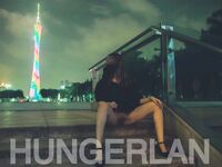 最新9月無水重磅！推特40萬粉女神【HUNGERLAN】超強福利，路人口交人前露出，百合3P道具菊花開發