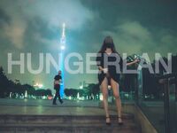 最新9月無水重磅！推特40萬粉女神【HUNGERLAN】超強福利，路人口交人前露出，百合3P道具菊花開發