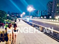 最新9月無水重磅！推特40萬粉女神【HUNGERLAN】超強福利，路人口交人前露出，百合3P道具菊花開發