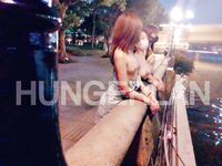 最新9月無水重磅！推特40萬粉女神【HUNGERLAN】超強福利，路人口交人前露出，百合3P道具菊花開發