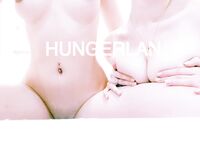 最新9月無水重磅！推特40萬粉女神【HUNGERLAN】超強福利，路人口交人前露出，百合3P道具菊花開發