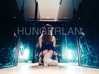 最新9月無水重磅！推特40萬粉女神【HUNGERLAN】超強福利，路人口交人前露出，百合3P道具菊花開發