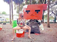 最新9月無水重磅！推特40萬粉女神【HUNGERLAN】超強福利，路人口交人前露出，百合3P道具菊花開發