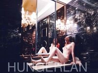 最新9月無水重磅！推特40萬粉女神【HUNGERLAN】超強福利，路人口交人前露出，百合3P道具菊花開發