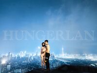 最新9月無水重磅！推特40萬粉女神【HUNGERLAN】超強福利，路人口交人前露出，百合3P道具菊花開發