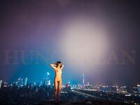 最新9月無水重磅！推特40萬粉女神【HUNGERLAN】超強福利，路人口交人前露出，百合3P道具菊花開發