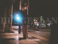 最新9月無水重磅！推特40萬粉女神【HUNGERLAN】超強福利，路人口交人前露出，百合3P道具菊花開發