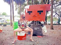 最新9月無水重磅！推特40萬粉女神【HUNGERLAN】超強福利，路人口交人前露出，百合3P道具菊花開發