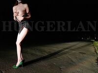 最新9月無水重磅！推特40萬粉女神【HUNGERLAN】超強福利，路人口交人前露出，百合3P道具菊花開發