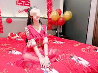 Haijiao Community 근친 상간 마스터 [물총을 쏠 수있는 자매]의 최신작에서 Xiuhe 자매는 결혼식 밤에 질내 사정을 당했고 항문에도 침투하여 다양한 위치에 물총을 냈습니다.