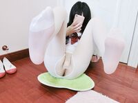 清純雙馬尾人形小母狗『工口小妖精』福利私拍-制服開檔白絲