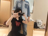 Ang nangungunang pagsasanay S master na "Mr. Streetlight", ang inosenteng maliit na M na may nakatusok na buntot na nakalabas sa labas, naglalakad sa aso sa 38-degree na init, parehong pawis ang lalaki at ang aso