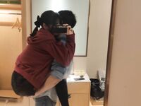 Ang nangungunang pagsasanay S master na "Mr. Streetlight", ang inosenteng maliit na M na may nakatusok na buntot na nakalabas sa labas, naglalakad sa aso sa 38-degree na init, parehong pawis ang lalaki at ang aso