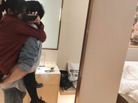 Ang nangungunang pagsasanay S master na "Mr. Streetlight", ang inosenteng maliit na M na may nakatusok na buntot na nakalabas sa labas, naglalakad sa aso sa 38-degree na init, parehong pawis ang lalaki at ang aso