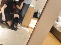 Ang nangungunang pagsasanay S master na "Mr. Streetlight", ang inosenteng maliit na M na may nakatusok na buntot na nakalabas sa labas, naglalakad sa aso sa 38-degree na init, parehong pawis ang lalaki at ang aso