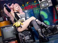 B站【Yiko濕潤兔 咬一口兔娘】最新『妮可三百窟』Shake it 雙視角騷舞 SM捆綁 很頂